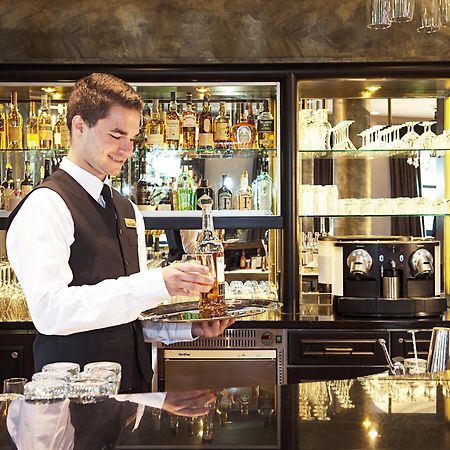 Victor'S Residenz-Hotel Schloss Berg Nennig Esterno foto A bartender at work