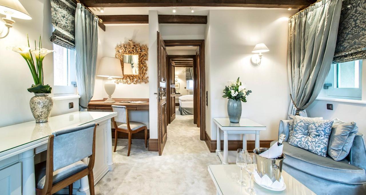 Victor'S Residenz-Hotel Schloss Berg Nennig Esterno foto The interior of a suite at The Swan