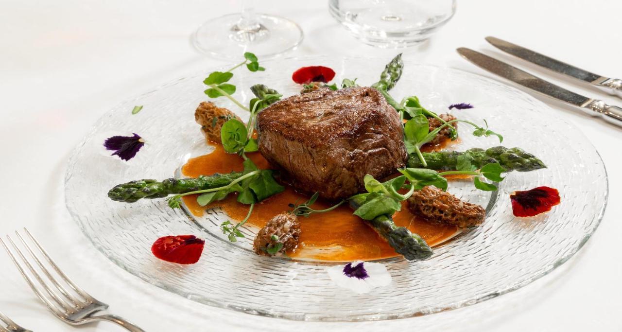 Victor'S Residenz-Hotel Schloss Berg Nennig Esterno foto A steak prepared sous-vide