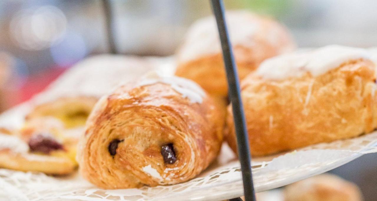 Victor'S Residenz-Hotel Schloss Berg Nennig Esterno foto Pain au chocolat