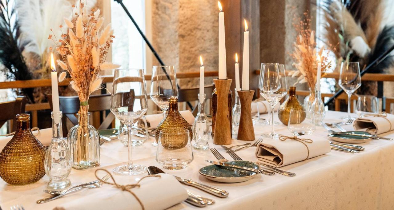 Victor'S Residenz-Hotel Schloss Berg Nennig Esterno foto A table set for a meal