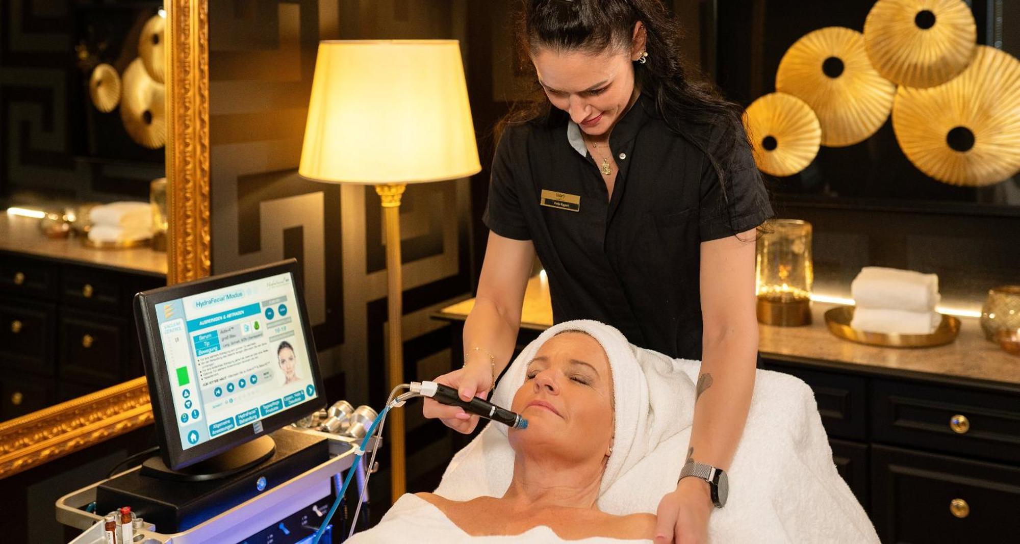 Victor'S Residenz-Hotel Schloss Berg Nennig Esterno foto A woman receiving a facial treatment