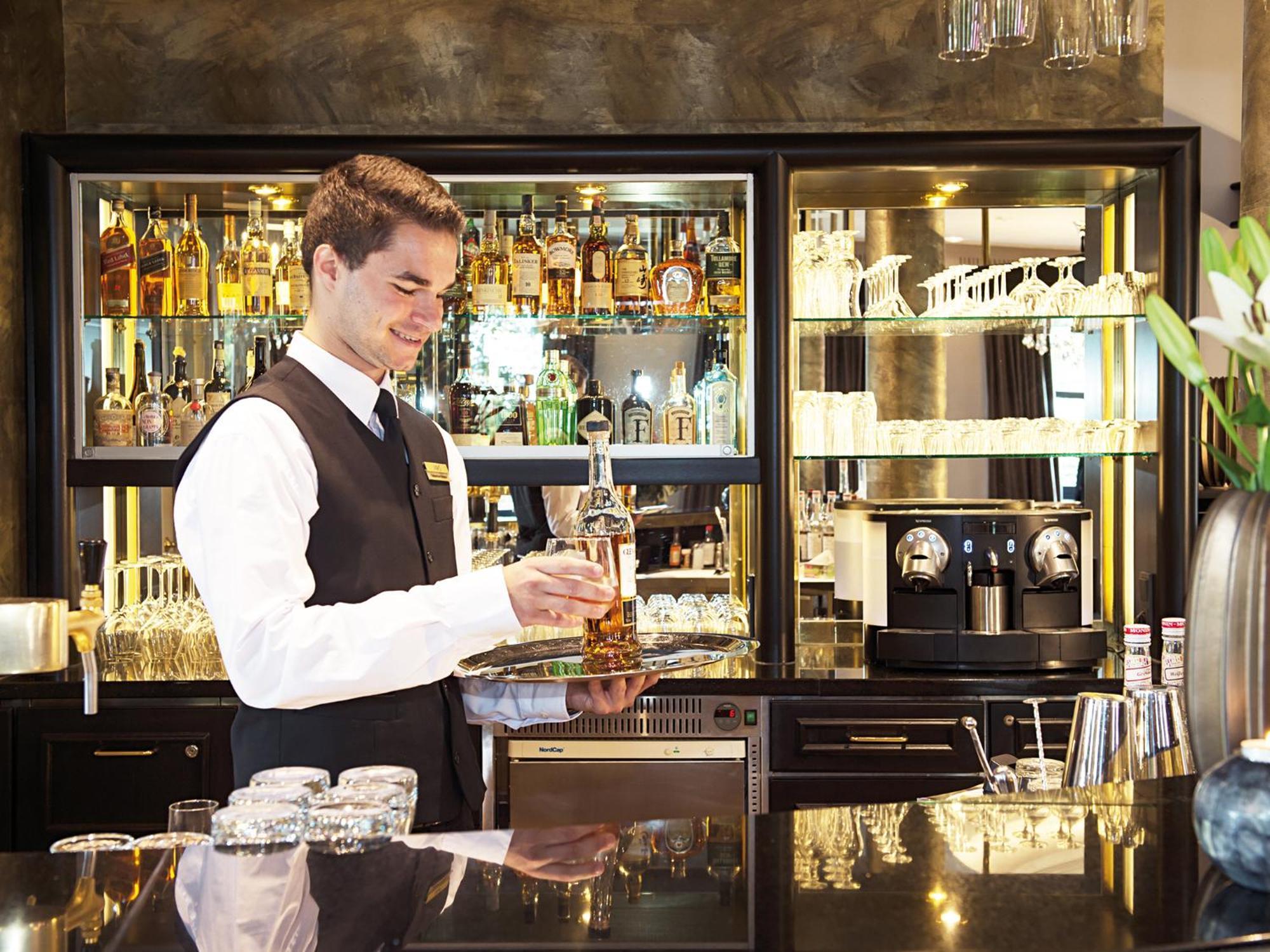 Victor'S Residenz-Hotel Schloss Berg Nennig Esterno foto A bartender at work