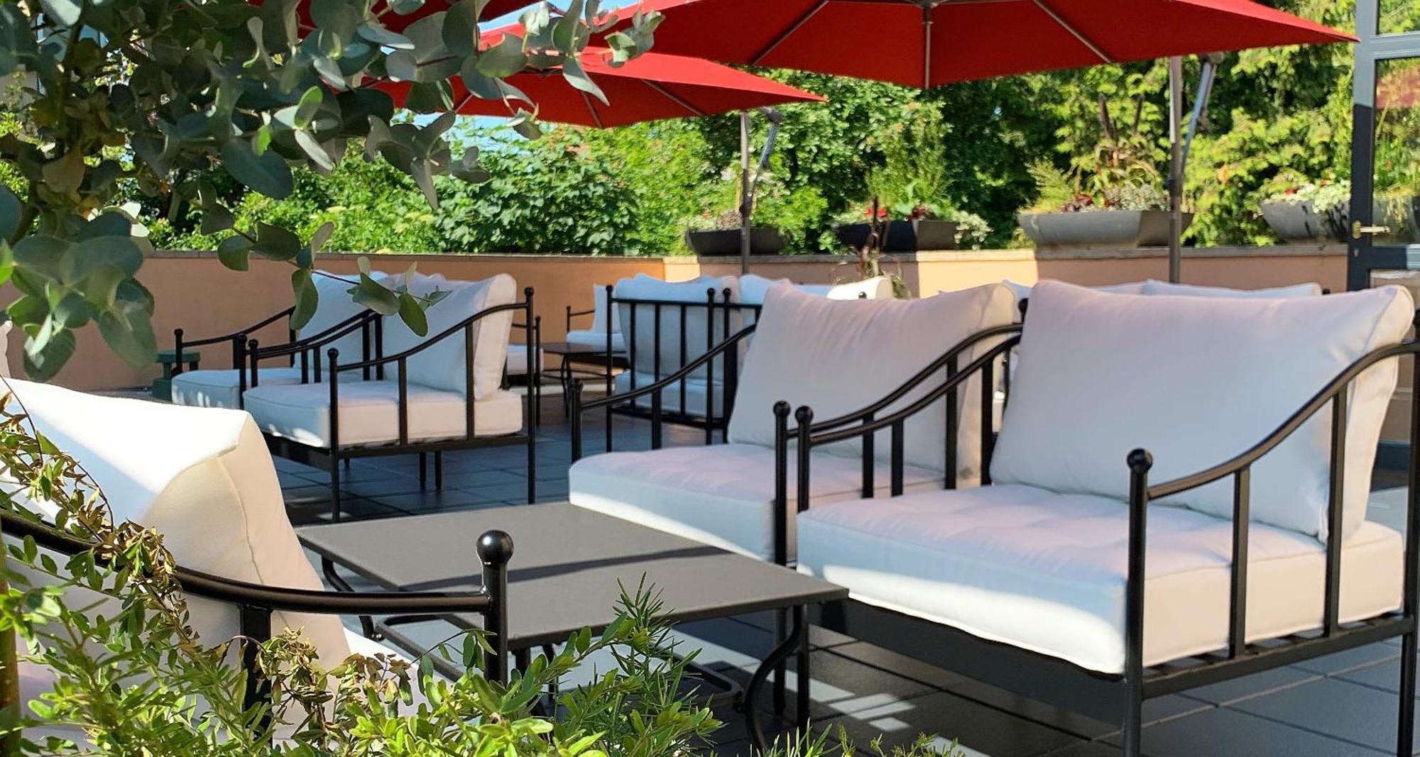 Victor'S Residenz-Hotel Schloss Berg Nennig Esterno foto The patio at the Hotel Valley Ho