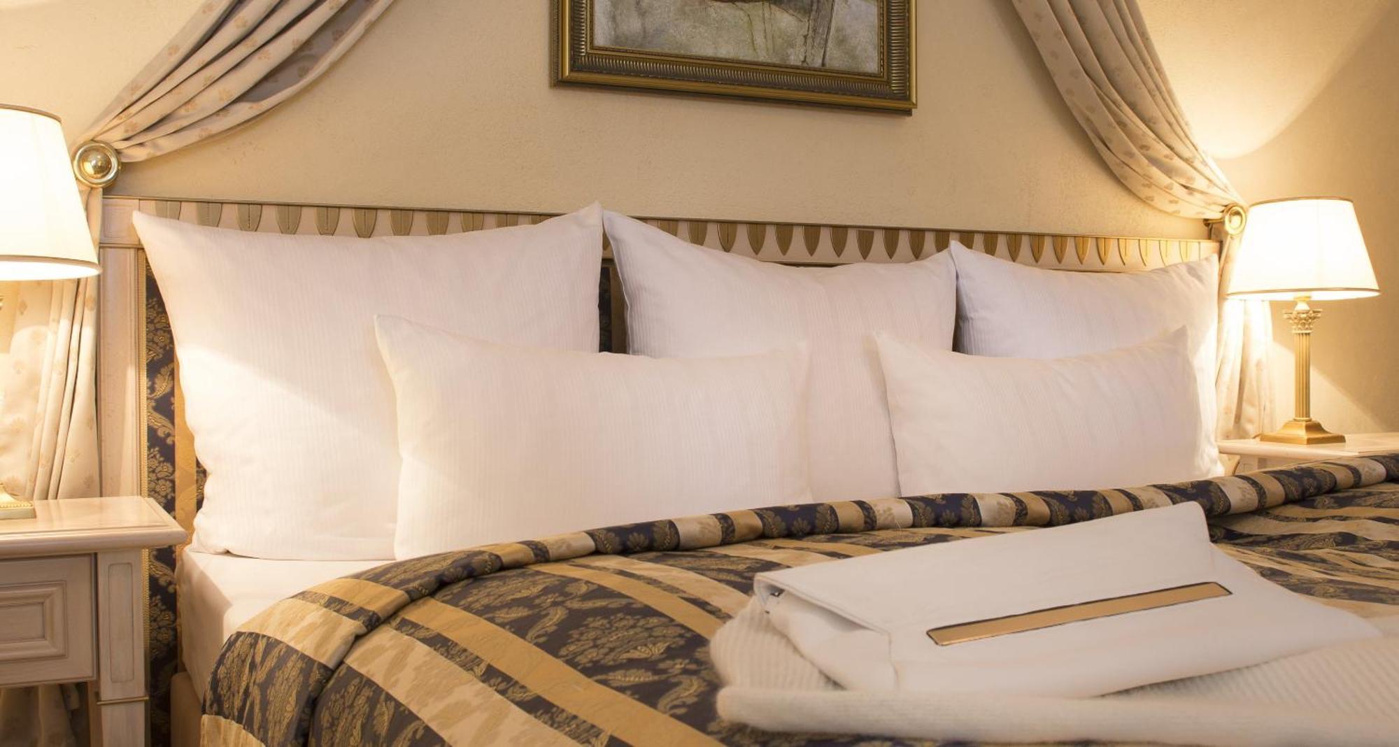 Victor'S Residenz-Hotel Schloss Berg Nennig Camera foto Pillows on a bed