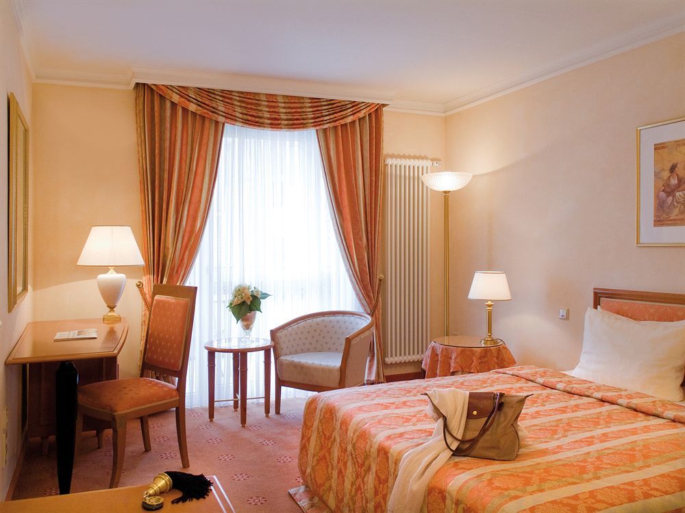 Victor'S Residenz-Hotel Schloss Berg Nennig Esterno foto A typical hotel room