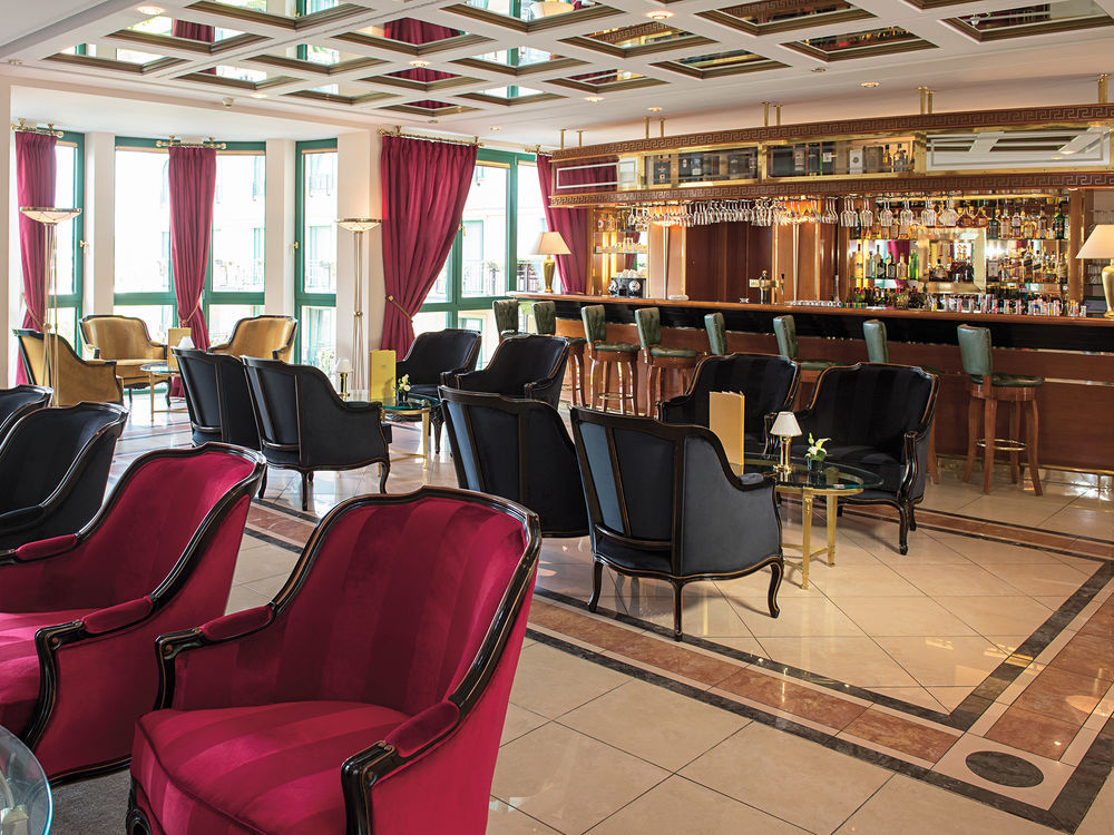 Victor'S Residenz-Hotel Schloss Berg Nennig Esterno foto The bar