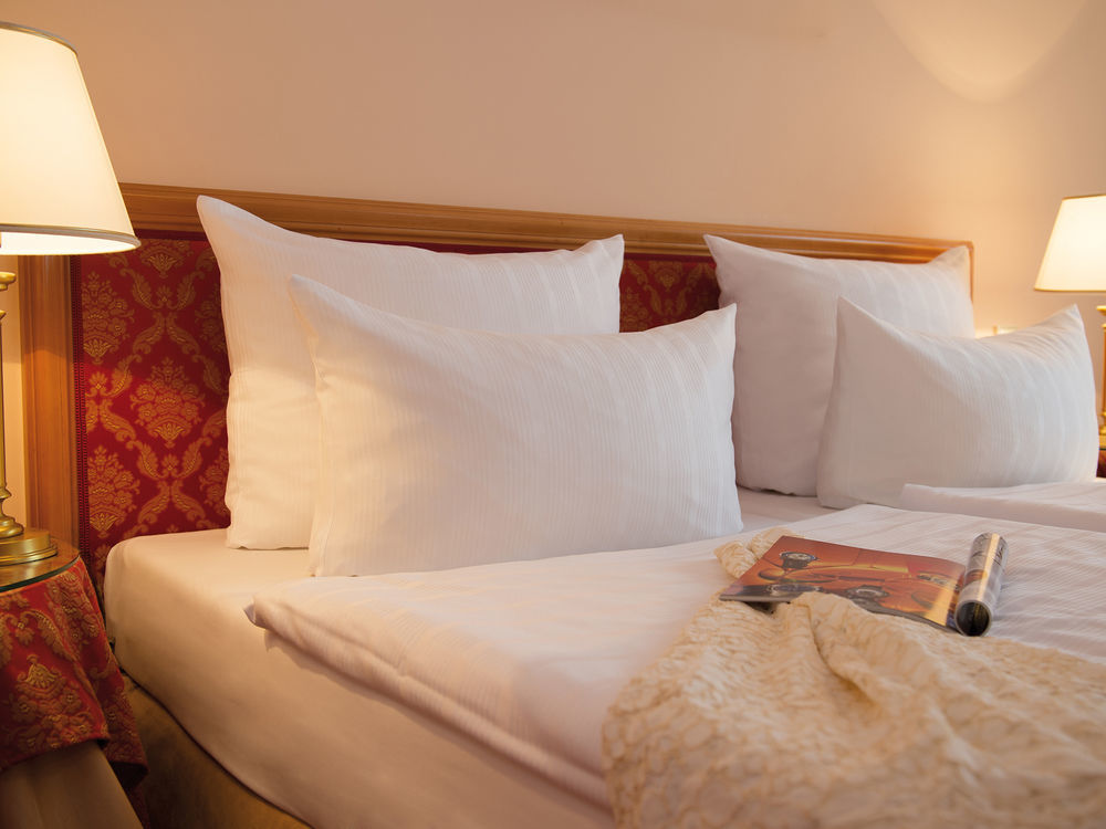 Victor'S Residenz-Hotel Schloss Berg Nennig Esterno foto Pillows on a bed