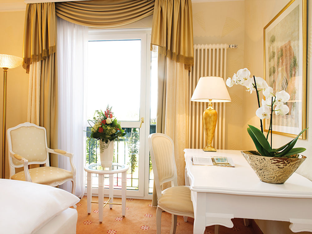 Victor'S Residenz-Hotel Schloss Berg Nennig Esterno foto A room at the Hotel de la Poste